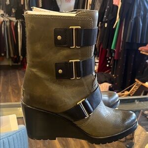 Sorel Khaki and Black Wedge Boots